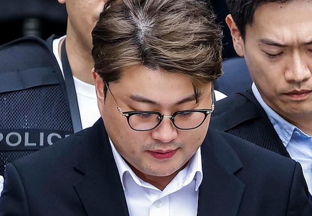 음주 뺑소니 혐의로 구속된 가수 김호중(33)씨가 지난 24일 서울중앙지법에서 열린 영장실질심사(구속 전 피의자심문)을 마친 뒤 법원을 나서고 있다. 뉴시스 