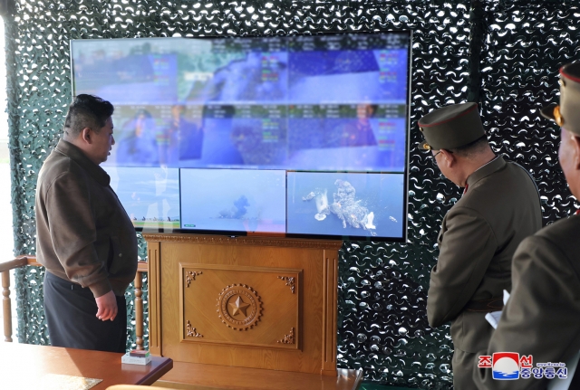 북한 조선중앙통신은 김정은 국무위원장 지도하에 지난 30일 초대형 방사포를 동원한 '위력시위사격'을 진행했다고 31일 밝혔다. 조선중앙통신, 연합뉴스