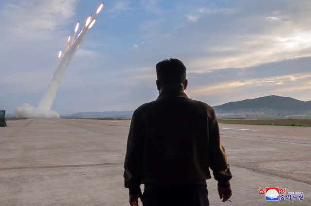 북한 조선중앙통신은 김정은 국무위원장 지도하에 지난 30일 초대형 방사포를 동원한 '위력시위사격'을 진행했다고 31일 밝혔다. 조선중앙통신, 연합뉴스