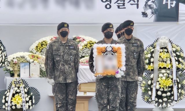 지난달 30일 전남 나주 한 장례식장에서 얼차려 중 쓰러졌다가 이틀만에 숨진 훈련병에 대한 영결식이 열리고 있다. 연합뉴스 