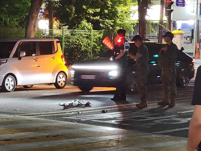지난 1일 오후 10시25분쯤 서울시 영등포구 문래동6가 인근 도로에 떨어진 대남 풍선 잔해물을 군이 조치하고 있다. 독자 제공