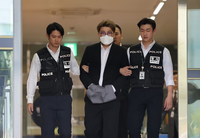 “<b>김호중</b>, 팬들이 100억 기부… 봐달라” 청원 동의 1400건 돌파