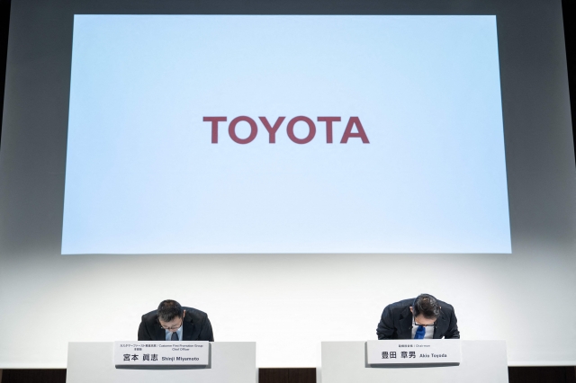 도요타 아키오 일본 도요타자동차 회장(오른쪽)이 3일 기자회견에서 성능시험 부정행위 문제와 관련해 고개를 숙이고 있다. AFP연합뉴스