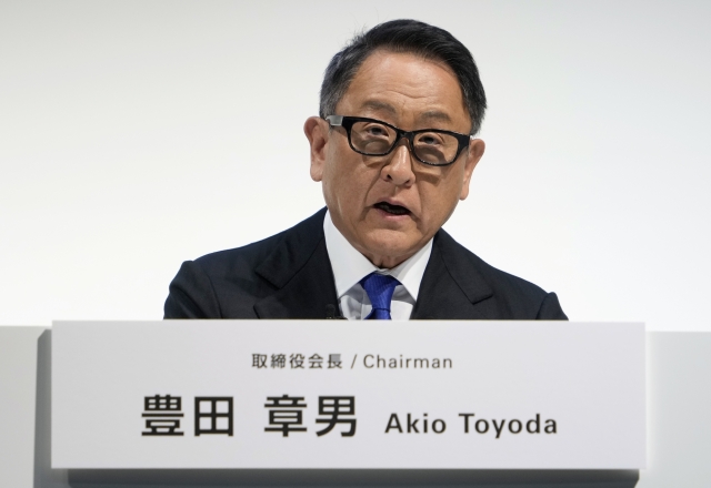 도요타 아키오 일본 도요타자동차 회장이 3일 기자회견에서 성능시험 부정행위 문제와 관련해 사과하고 있다. EPA연합뉴스