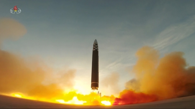 북한 조선중앙TV가 지난해 공개한 대륙간탄도미사일 화성포-17형 발사 장면. 뉴시스