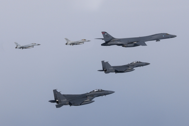 한미 공군이 지난해 3월 한반도 서해 및 중부내륙 상공에서 우리측 F-15K, KF-16 전투기와 미측 B-1B 전략폭격기가 참여한 가운데 연합공중훈련을 실시하고 있다. 국방부 제공