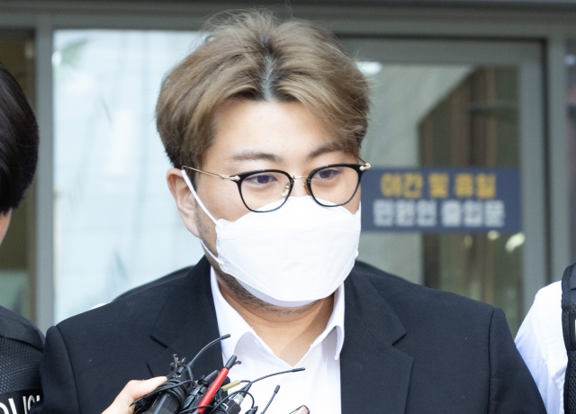 음주 뺑소니 혐의를 받고 있는 트로트 가수 김호중이 지난달 31일 오전 서울 강남경찰서에서 검찰로 송치되고 있다. 뉴시스