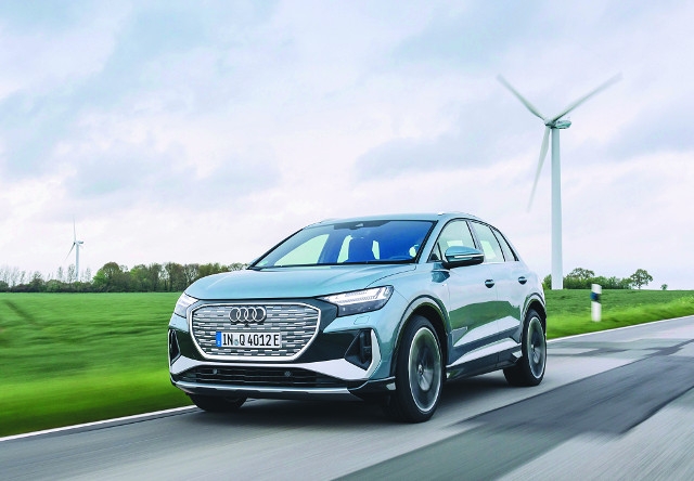 奧迪（Audi）的第一個緊湊型電動機（SUV）Q4 E-Tron於4月在德國高級電動汽車品牌中排名第一。照片顯示了路上的Q4 e-tron。奧迪·科里（Audi Cori）
