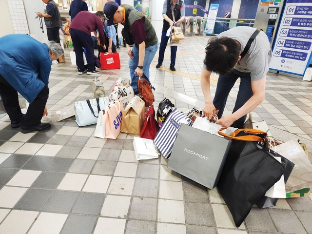 지하철을 이용해 상품을 배송하는 택배원들이 지난 5일 오후 지하철 2호선 영등포구청역에서 배송할 상품을 지역별로 분류하는 작업을 하고 있다.