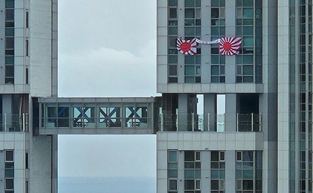 부산의 한 주상복합아파트 고층 창문에 내걸린 욱일기. 온라인 커뮤니티
