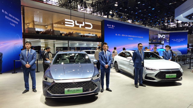 중국 베이징에서 지난 4월 열린 ‘2024 오토차이나(베이징국제모터쇼)’에 참여한 중국 비야디가 자사 모델을 선보이고 있다. 한국자동차기자협회 제공