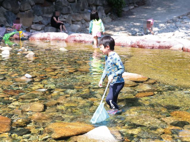 10일 경남 김해시 대청동 장유대청계곡에서 아이들이 물에 들어가 놀고 있다. 연합뉴스