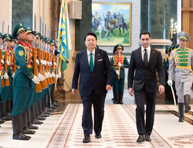 투르크메니스탄을 국빈 방문한 윤석열 대통령이 10일 오후(현지시간) 투르크메니스탄 아시가바트 대통령궁에서 열린 공식환영식에서 세르다르 베르디무하메도프 투르크메니스탄 대통령과 함께 의장대를 사열하고 있다. 연합뉴스