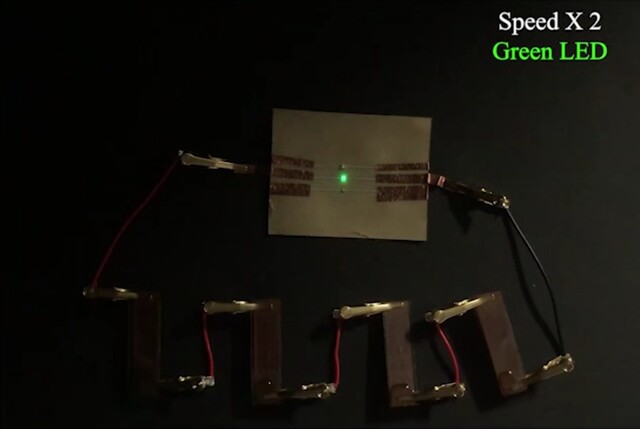 고승환 서울대 기계공학부 교수 연구팀이 소금물 세 방울로 LED 조명과 계산기를 켜는 실험을 하는 장면이다. 연구팀 제공
