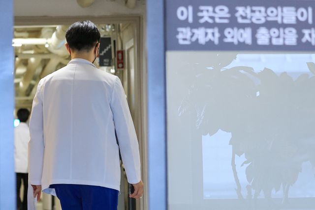 지난 3월 서울의 한 대학병원에서 의료진이 걸어가고 있다. 기사 내용과 무관. 연합뉴스