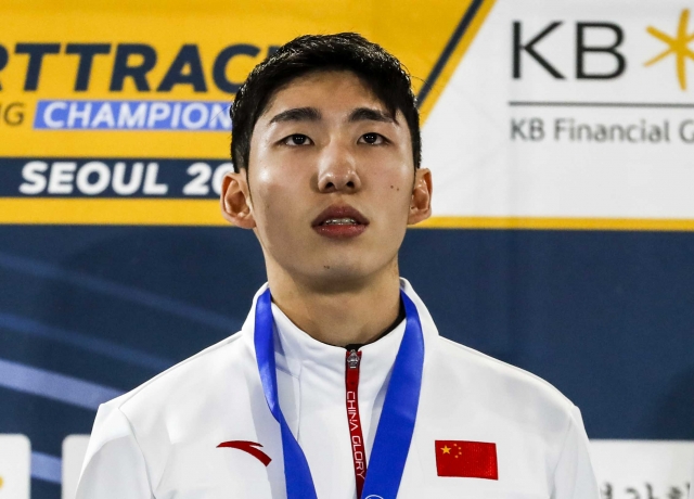 중국 쇼트트랙 선수 린샤오쥔(한국명 임효준)이 지난해 3월 열린 2023 KB금융 국제빙상경기연맹(ISU) 세계 쇼트트랙 선수권대회 시상식에서 남자 5000m 릴레이에서 금메달을 차지한 뒤 중국 국가를 부르고 있다.