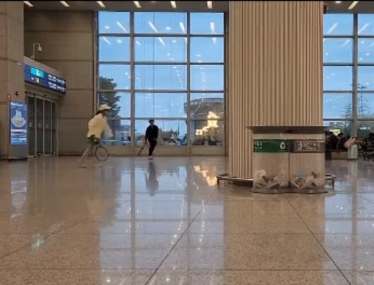 인천국제공항 청사 안에서 테니스를 치고 있는 남녀. '보배드림' 인스타그램
