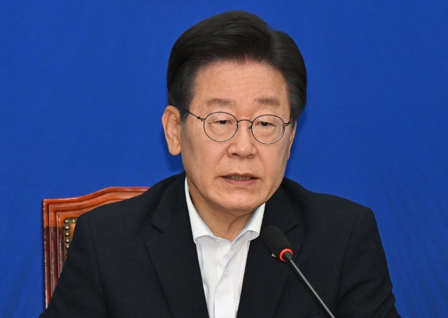 Lee Jae -Myung與民主黨總統一起在12日在首爾Yeouido的國民議會舉行的民主黨最高委員會上發表講話。記者Yoon Woong