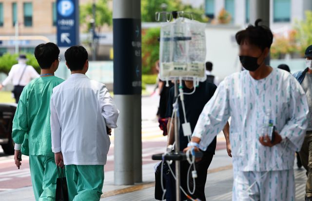 14일 오후 서울 종로구 서울대병원에서 환자와 의료진들이 오가고 있다. 뉴시스