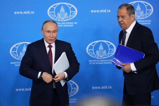 ]블라디미르 푸틴 러시아 대통령(왼쪽)이 14일 모스크바의 러시아 외무부에서 세르게이 라브로프 외무장관괴 회담 후 자리에서 일어서고 있다. 그는 이날 우크라이나군이 러시아가 점령한 우크라이나 점령지 4곳에서 병력을 