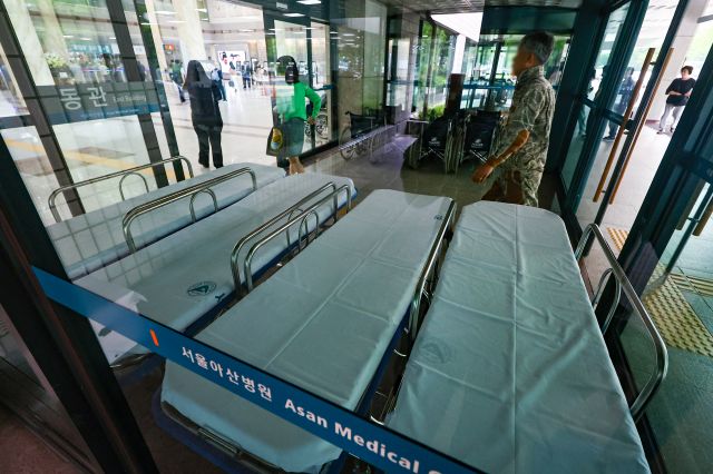 지난 11일 오전 서울 시내 한 대형병원에 빈 침상들이 놓여있다. 연합뉴스 