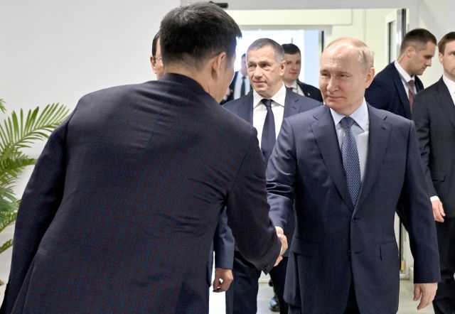 블라디미르 푸틴 러시아 대통령이 18일(현지시간) 극동 사하공화국(야쿠티야)에서 정보기술 산업 전시장을 방문하고 있다. 그는 이날 이곳에서 북한으로 출발할 예정이다. 타스연합뉴스