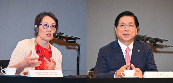 앤젤라 워닉 북달(왼쪽) 랍비가 18일 서울 여의도 콘래드호텔에서 열린 이영훈 여의도순복음교회 담임목사와의 공동 기자회견에서 유대교와 한국교회의 협력 방안에 대해 말하고 있다. 신석현 포토그래퍼