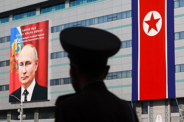 A large banner welcoming Vladimir Putin, President of Russia, visiting North Korea on May 18 at Kim Il Sung Square. Putin's visit to North Korea marks the first time a Russian leader has visited Pyongyang since July 2000, during the time of Kim Jong-il's defense chairman period, after 24 years. Kim Jong-un, the head of state, and President Putin reunited after nine months since their summit in Russia in September last year. Yonhap News