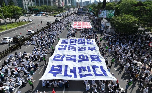 [속보] 공정위, ‘<b>집단 휴진 강요</b>’ 대한의사협회 현장조사