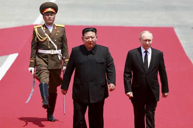 블라디미르 푸틴(오른쪽) 러시아 대통령이 19일 김정은 북한 국무위원장과 함께 북한 평양의 김일성 광장에서 열린 공식 환영식에 참석해 의장대를 사열하고 있다. AP뉴시스