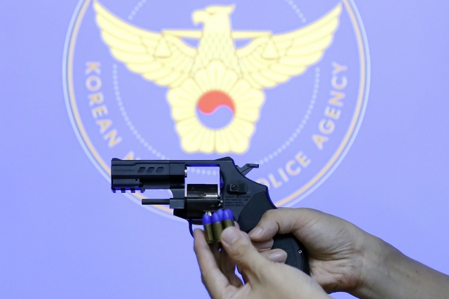 경찰청이 지난해 8월 서울 서대문구 본청에서 공개한 저위험 권총. 뉴시스