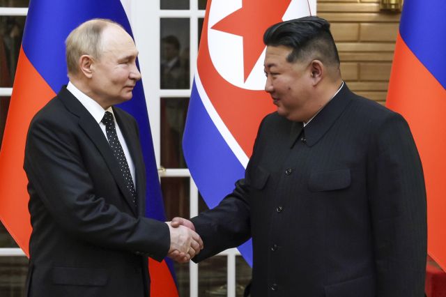 블라디미르 푸틴(왼쪽) 러시아 대통령이 19일 북한 평양에서 김정은 북한 국무위원장과 회담에 앞서 악수하고 있다. AP뉴시스
