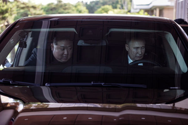 김정은 북한 국무위원장과 블라디미르 푸틴 러시아 대통령이 19일 평양 금수산 영빈관에서 정상회담을 마친 뒤 러시아제 최고급 리무진 아우루스에 함께 탑승해 있다. 두 정상은 아우루스를 번갈아 운전하며 친밀감을 과시했다