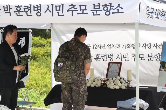 19일 서울 용산역 광장에 마련된 육군 12사단 박 훈련병 시민 추모 분향소에서 한 장병이 고인을 추모하고 있다. 연합뉴스