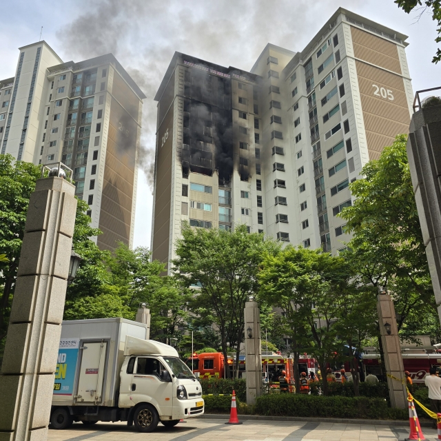 서울 강남구 역삼동 한 아파트에서 발생한 화재. X(옛 트위터) 캡처