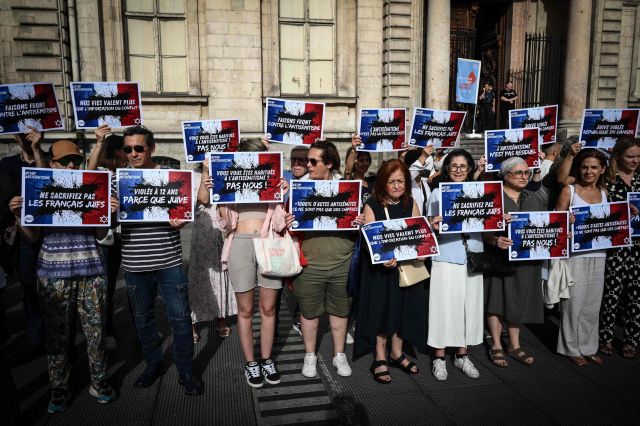 19일(현지시간) 프랑스 리옹 테로 광장에서 시민들이 모여 12세 유대인 소녀 집단 성폭행 사건을 '반유대주의적 범죄'라고 규탄하고 있다. AFP연합뉴스