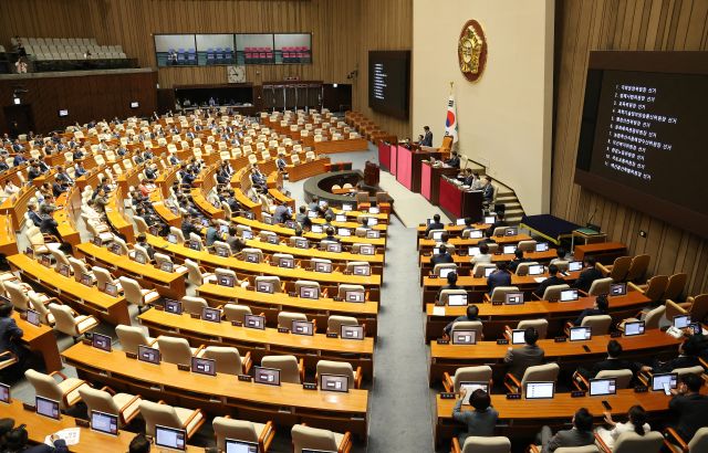 지난 10일 국회 본회의장에 국민의힘 의원들의 자리가 비어있는 가운데 상임위원장 선출 안건이 상정되고 있다. 연합뉴스