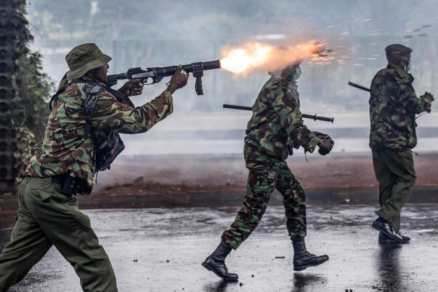 케냐 수도 나이로비에서 20일(현지시간) 한 경찰관이 시위대를 향해 최루탄을 발사하고 있다. AFP연합뉴스