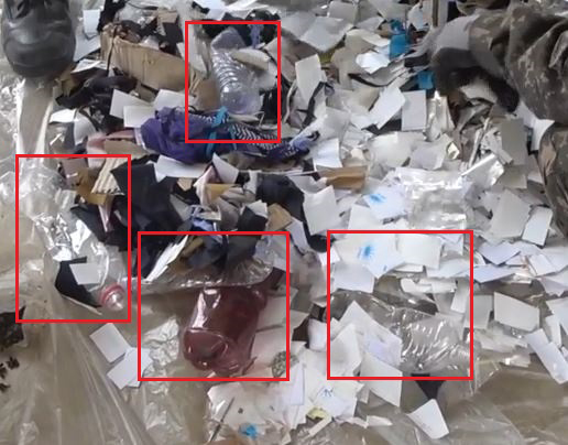 폐종이·비닐·자투리천 등 급조한 것으로 보이는 쓰레기. 통일부 제공