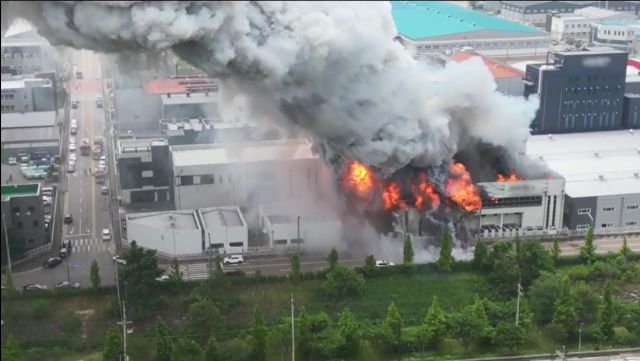 24일 오전 경기 화성시 서신면의 일차전지 제조 업체 공장에서 불이 나 연기와 불길이 치솟고 있다. 연합뉴스