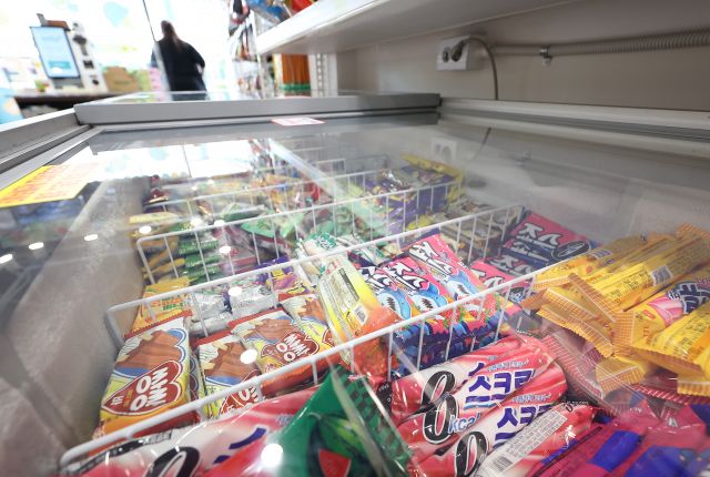 지난 23일 오전 서울 시내 한 아이스크림 판매점에 아이스크림이 진열돼 있다. 연합뉴스
