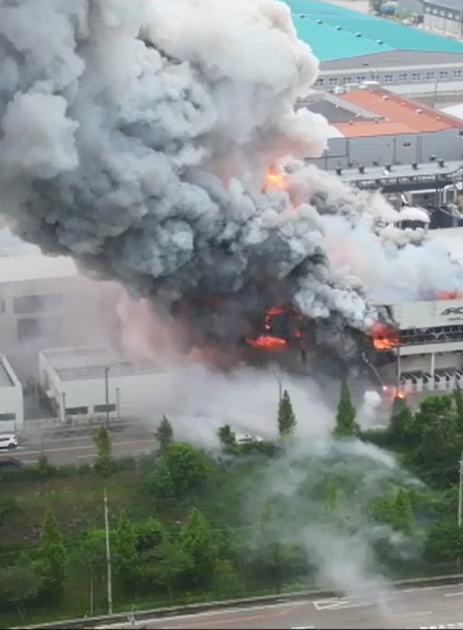 24일 오전 경기 화성시 서신면의 일차전지 제조 업체 공장에서 불이 나 연기와 불길이 치솟고 있다. 연합뉴스
