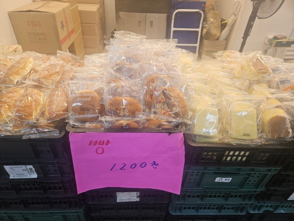 서울 서초구 고속터미널역에 위치한 ‘1000원 빵집’은 25일부터 문을 닫는다. 사진은 빵 판매가가 1000원에서 1200원으로 안내된 모습.