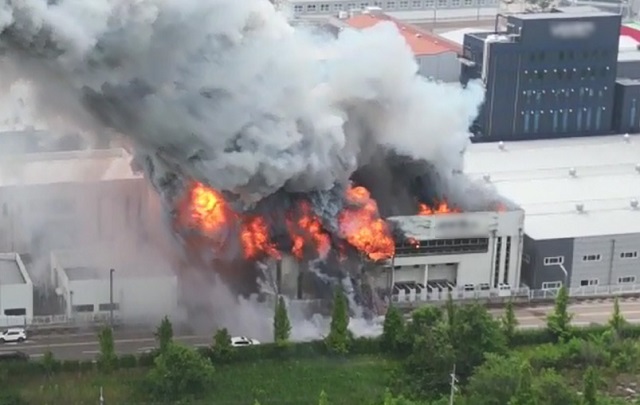 24일 오전 경기 화성시 서신면의 일차전지 제조 업체 공장에서 불이 나 연기와 불길이 치솟고 있다. 연합뉴스(독자제공)