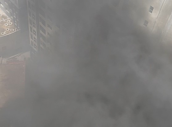 25일 서울 동대문구 이문동 한 아파트 건축 현장에서 화재로 발생한 검은 연기가 순식간에 아파트 25층 높이까지 다다른 모습. 독자 제공 