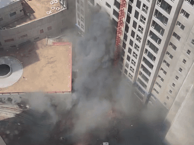 25일 서울 동대문구 이문동 한 아파트 건축 현장에서 화재가 발생했다. 영상 속 검은 연기가 지하주차장 쪽에서부터 빠르게 차오르는 모습이 확인된다. 독자 제공 