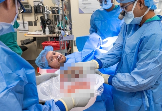 28세 크론병 환자 존 니콜라스가 의식이 깨어있는 채로 신장 이식수술을 받았다. Northwestern Medicine 홈페이지 제공