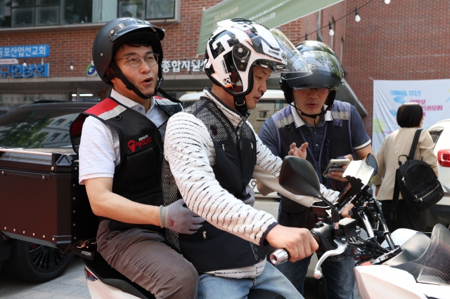 국민의힘 당권 주자인 윤상현 후보가 28일 영등포구 노동자 종합지원센터에서 배달 체험을 하고 있다. 연합뉴스