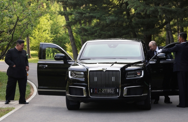 나란히 차에 타는 블라디미르 푸틴 러시아 대통령과 김정은 북한 국무위원장. 로이터연합뉴스