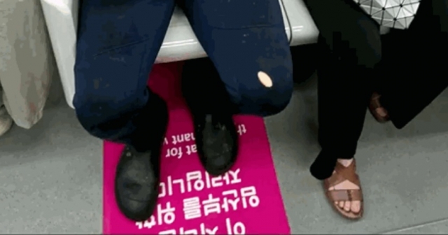 지하철 '임산부 배려석'에 앉은 채 임신부에게 자리를 양보하지 않은 남성. JTBC ‘사건반장’ 보도화면 캡처